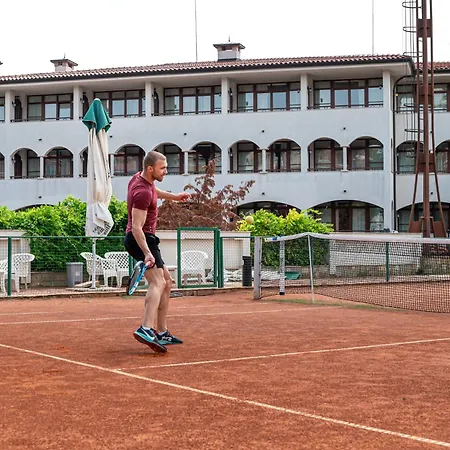 Helena Sands Complex 5*